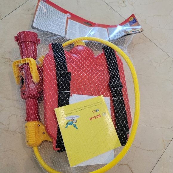 NWT firefighter wearable water gun - Picture 5 of 8